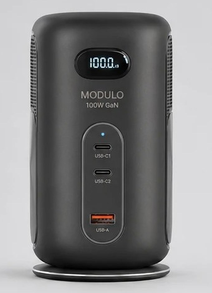MODULO VoltCube Pro ön yüz: dijital watt ekranı, iki USB-C ve bir USB-A portu
